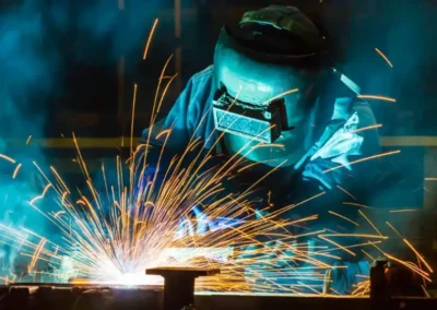 Soldadura por arco con operario especializado en trabajos de calderería industrial en Termibur