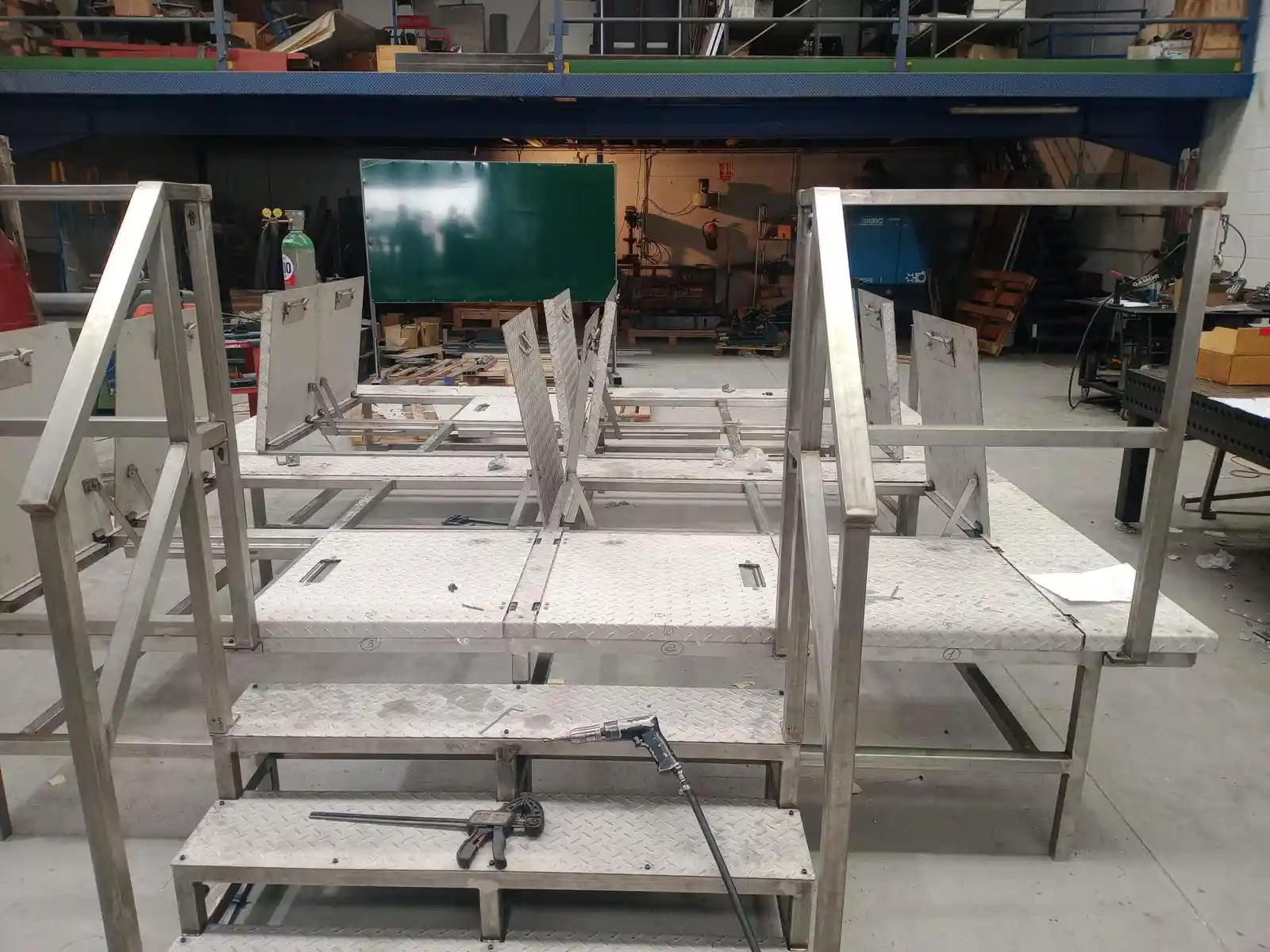 Pasarela y estructura en acero inoxidable fabricada para la industria alimentaria por Termibur