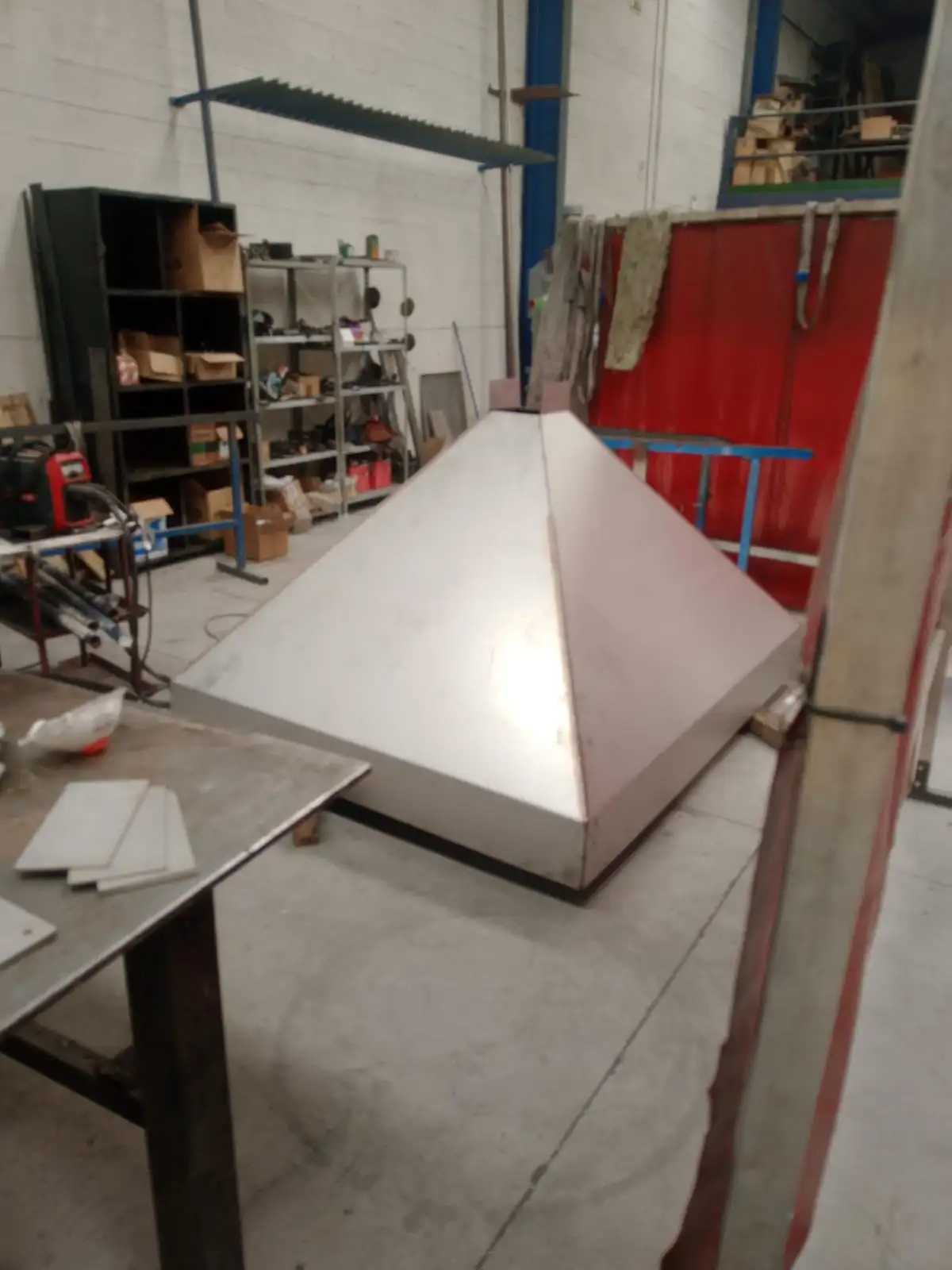 Tolva metálica en acero inoxidable fabricada por Termibur para el sector de alimentación