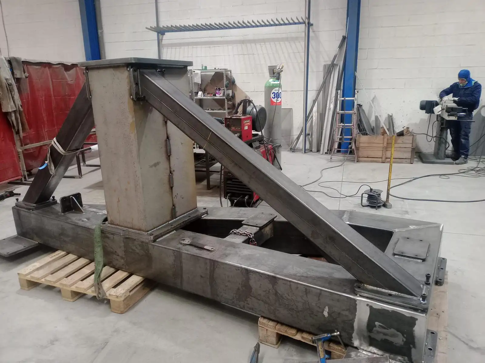 Estructura metálica reforzada fabricada por Termibur para maquinaria del sector automoción