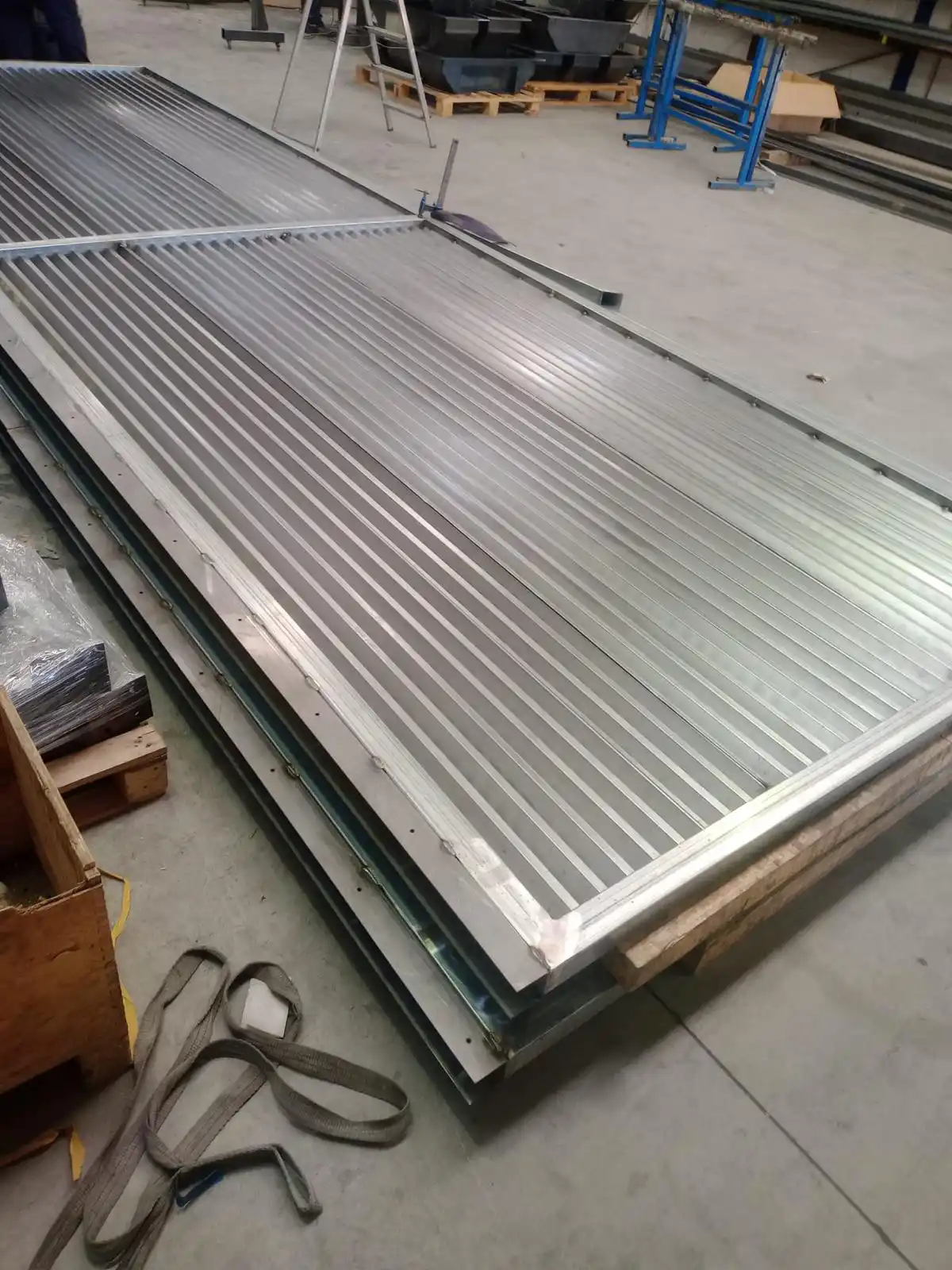Panel metálico de gran formato fabricado por Termibur para cerramientos en construcción