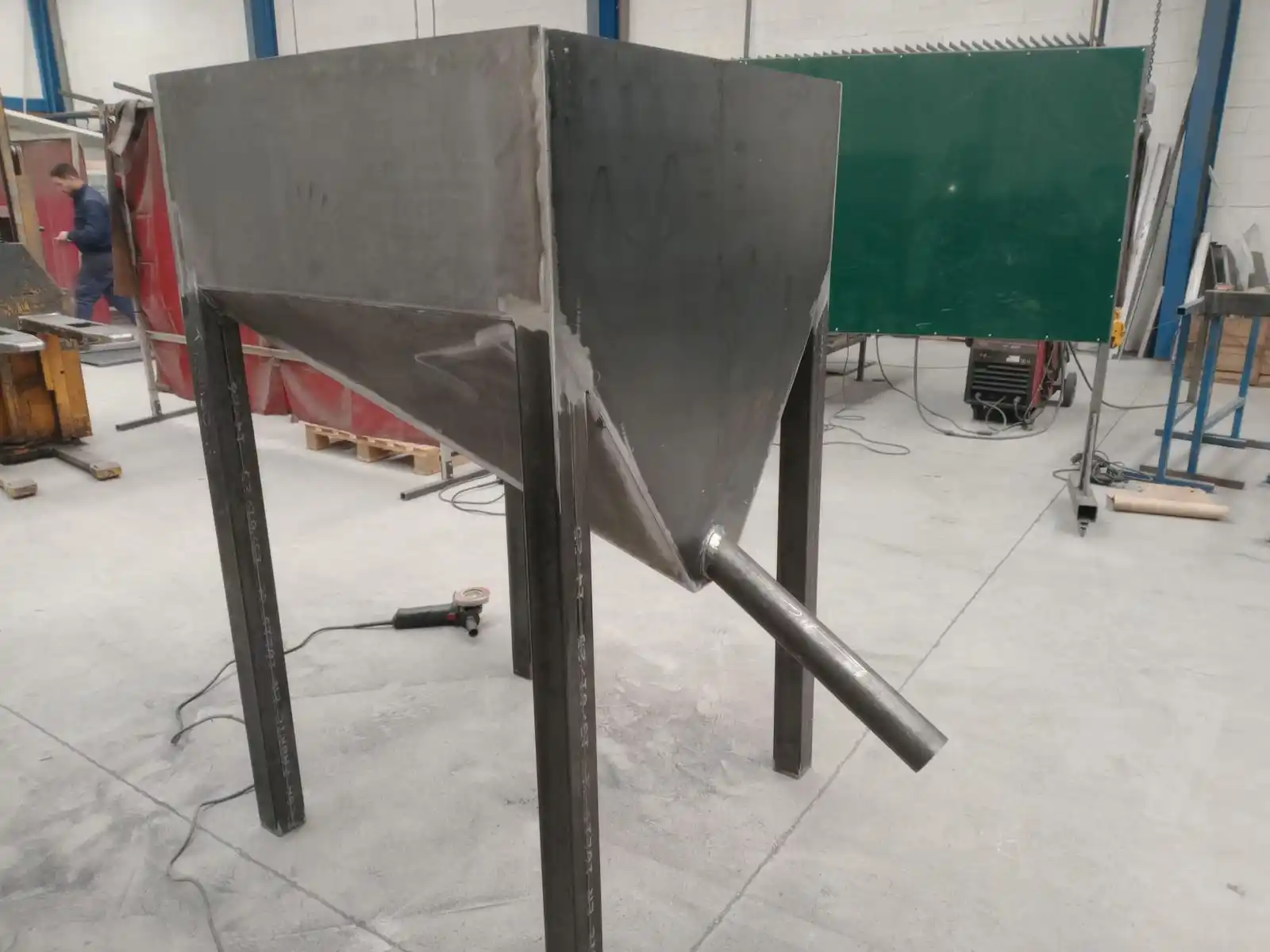 Tolva metálica reforzada fabricada por Termibur para aplicaciones en construcción