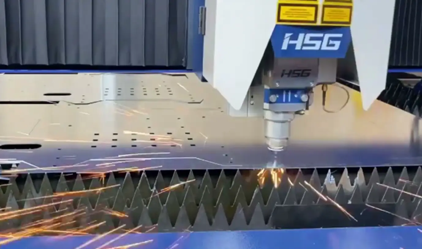 Proceso de corte por láser industrial sobre chapa metálica en las instalaciones de Termibur