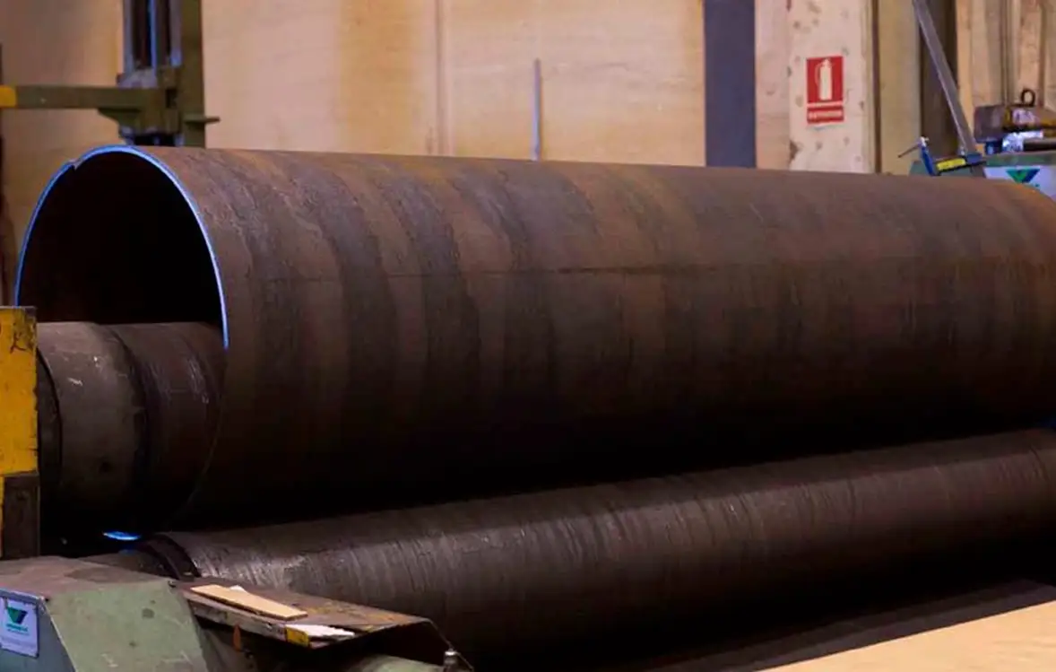Curvado de chapa para fabricar cilindros metálicos en Termibur, proceso especializado de calderería industrial