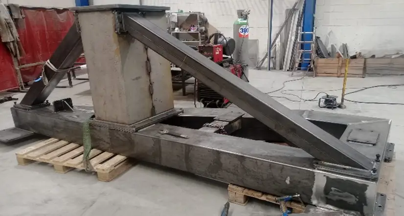 Estructura metálica de gran formato en proceso de fabricación en Termibur