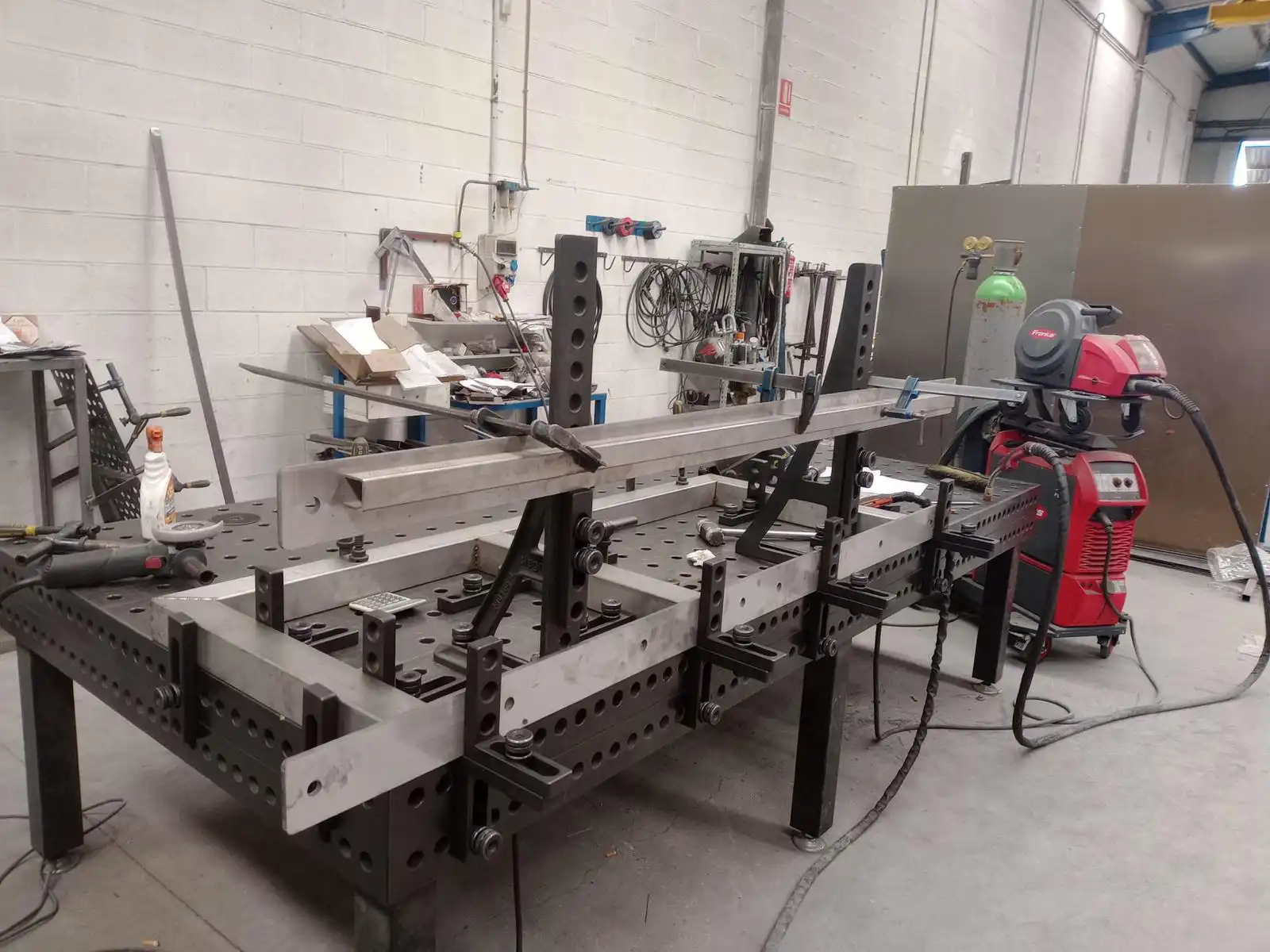 Proceso de fabricación metálica en mesa de soldadura en el taller de Termibur