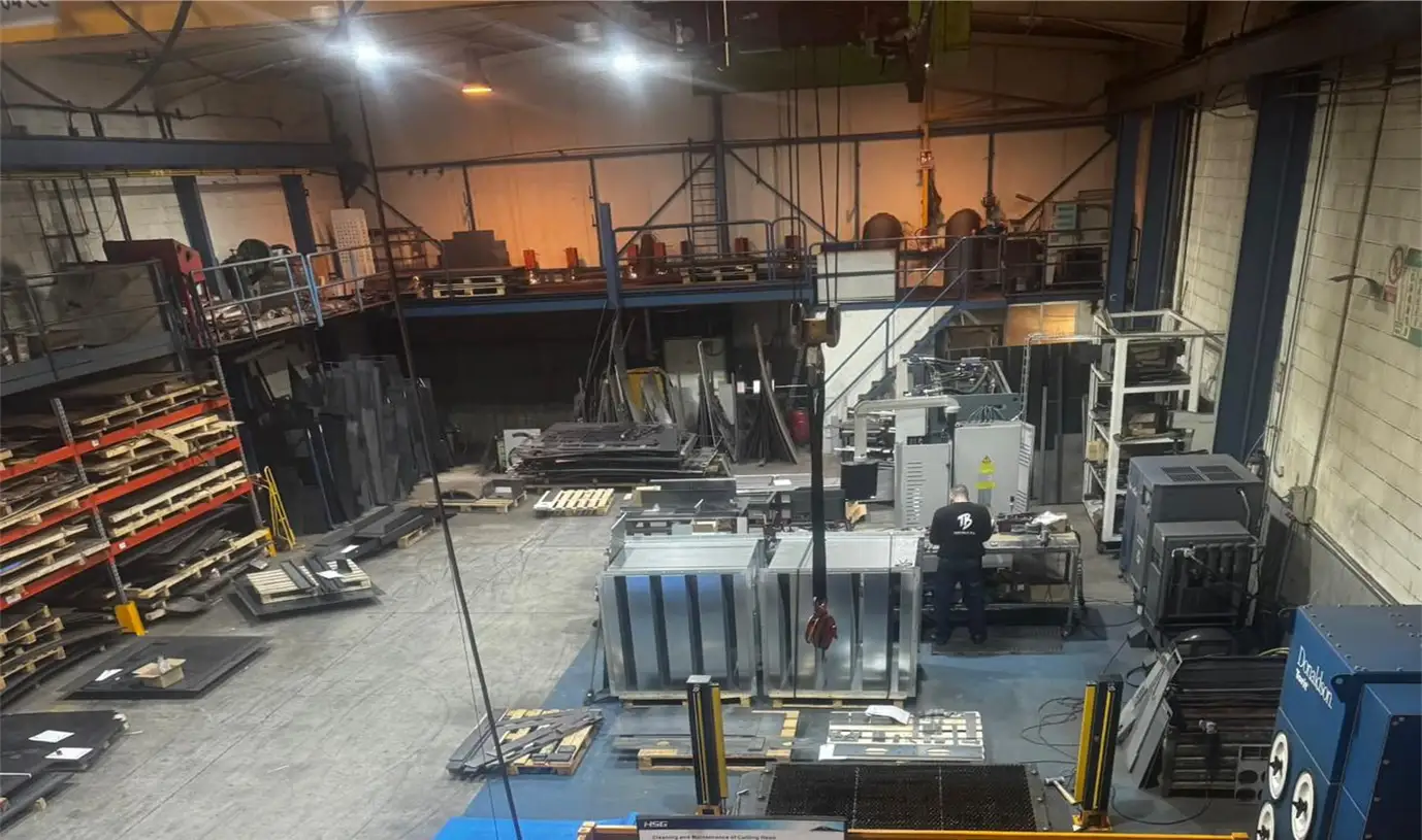 Instalaciones del taller de calderería industrial de Termibur con material y maquinaria propia