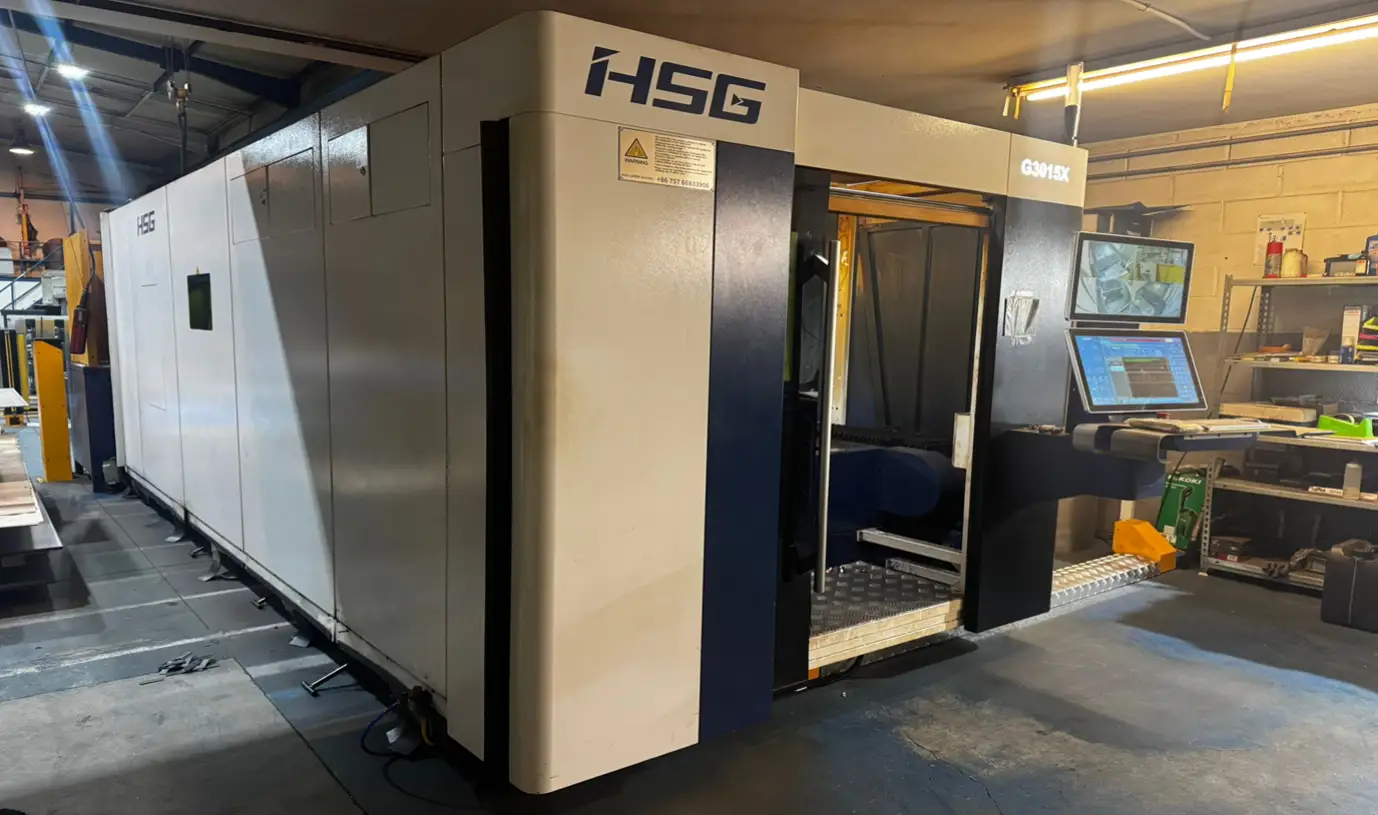 Máquina de corte por láser HSG Fiber utilizada por Termibur para la fabricación metálica