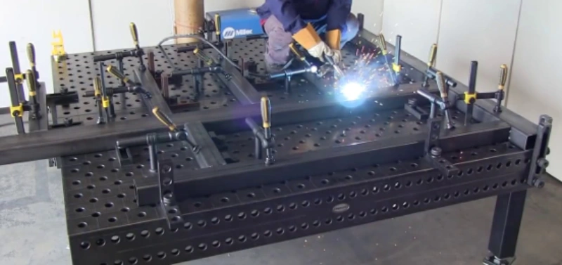 Proceso de soldadura industrial en mesa de fijación para estructuras metálicas en Termibur