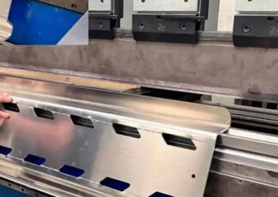 Pieza metálica plegada durante el proceso de fabricación metálica en Termibur