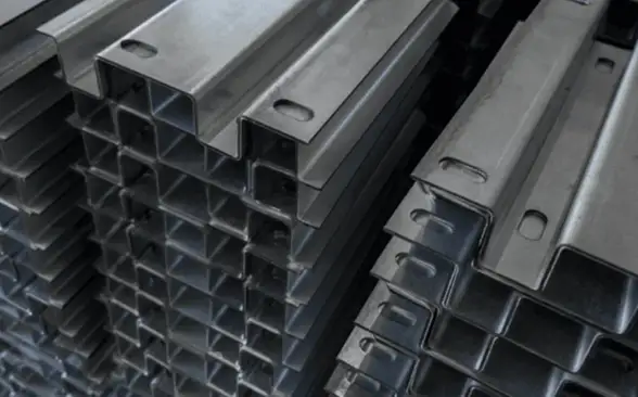 Piezas metálicas plegadas con precisión en el taller industrial de Termibur