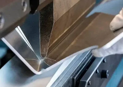 Plegado de chapa en máquina CNC en Termibur, especialistas en calderería industrial