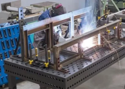 Soldadura de estructuras metálicas en mesa de trabajo industrial en Termibur